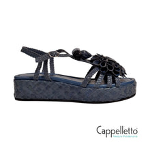 Carica l'immagine nel visualizzatore di Gallery, FORLI Sandalo in Pelle Intrecciata con Fiori Applicati Jeans