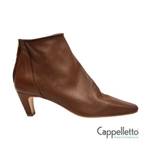 Carica l'immagine nel visualizzatore di Gallery, Stivaletto in Nappa Microforata Cioccolato S477