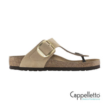 Carica l'immagine nel visualizzatore di Gallery, GIZEH Donna Big Buckle Nubuck Leather Sandcastle