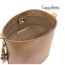 Carica l'immagine nel visualizzatore di Gallery, ROXIE S Bucket Bag Toffee