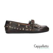 Carica l'immagine nel visualizzatore di Gallery, AURELIE Loafer in Pelle Anticata Marrone e Borchie