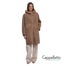 Carica l'immagine nel visualizzatore di Gallery, AMI Cappotto Teddy Reversibile con Cappuccio Mocha Latte