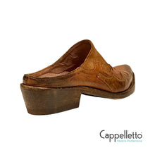 Carica l'immagine nel visualizzatore di Gallery, Sabot Texano Crust Bruno Velour
