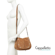 Carica l'immagine nel visualizzatore di Gallery, HELENA ROUND Borsa in Suede Caramel+Borchie
