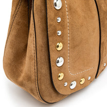 Carica l'immagine nel visualizzatore di Gallery, HELENA ROUND Borsa in Suede Caramel+Borchie