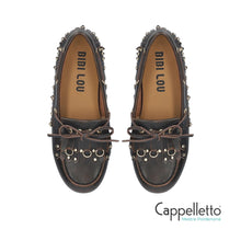 Carica l'immagine nel visualizzatore di Gallery, AURELIE Loafer in Pelle Anticata Marrone e Borchie