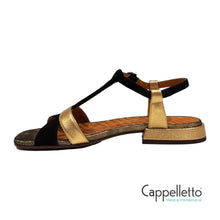 Carica l'immagine nel visualizzatore di Gallery, TOMEN Sandalo Flat T-Bar Camoscio Nero/Laminato Oro
