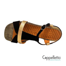Carica l'immagine nel visualizzatore di Gallery, TOMEN Sandalo Flat T-Bar Camoscio Nero/Laminato Oro
