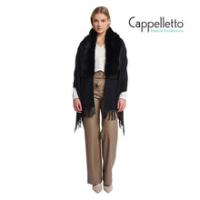 Carica l&#39;immagine nel visualizzatore di Gallery, WENDY Cappa con Dettagli in EcoPelliccia Nero
