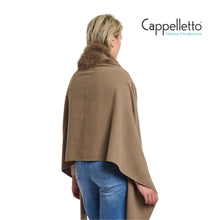 Carica l&#39;immagine nel visualizzatore di Gallery, WENDY Cappa con Dettagli in EcoPelliccia Toffee
