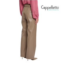 Carica l&#39;immagine nel visualizzatore di Gallery, ANNEMIEREGULAR Pantaloni in Ecopelle Toffee
