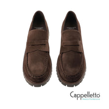 Carica l'immagine nel visualizzatore di Gallery, CPH 848 Penny Loafer Uomo in Suede Cioccolato
