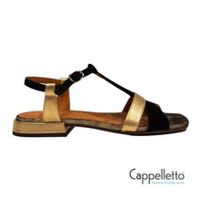 Carica l'immagine nel visualizzatore di Gallery, TOMEN Sandalo Flat T-Bar Camoscio Nero/Laminato Oro
