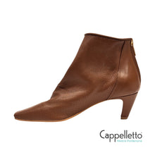 Carica l'immagine nel visualizzatore di Gallery, Stivaletto in Nappa Microforata Cioccolato S477
