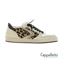 Carica l&#39;immagine nel visualizzatore di Gallery, Davis Limited Cavallino Donna
