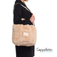 Carica l&#39;immagine nel visualizzatore di Gallery, FIEKE Shopping in EcoPelliccia Beige Chiaro
