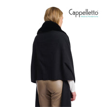 Carica l&#39;immagine nel visualizzatore di Gallery, WENDY Cappa con Dettagli in EcoPelliccia Nero
