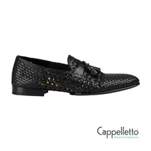 Carica l'immagine nel visualizzatore di Gallery, Mocassino in Pelle Traforata con Nappine Nero
