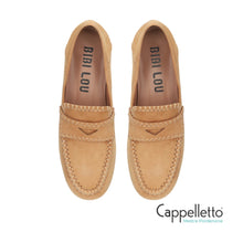 Carica l'immagine nel visualizzatore di Gallery, Loafer in Suede con Impunture Cammello
