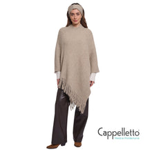 Carica l'immagine nel visualizzatore di Gallery, OZANNE Poncho con Frange Beige
