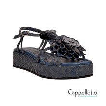 Carica l'immagine nel visualizzatore di Gallery, FORLI Sandalo in Pelle Intrecciata con Fiori Applicati Jeans
