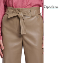 Carica l&#39;immagine nel visualizzatore di Gallery, ANNEMIEREGULAR Pantaloni in Ecopelle Toffee
