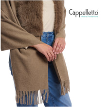Carica l&#39;immagine nel visualizzatore di Gallery, WENDY Cappa con Dettagli in EcoPelliccia Toffee
