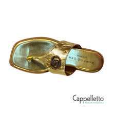 Carica l&#39;immagine nel visualizzatore di Gallery, CHELSEA Infradito T-Bar Gold
