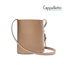 Carica l'immagine nel visualizzatore di Gallery, ROXIE S Bucket Bag Toffee
