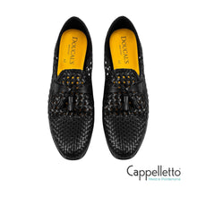 Carica l'immagine nel visualizzatore di Gallery, Mocassino in Pelle Traforata con Nappine Nero
