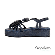 Carica l'immagine nel visualizzatore di Gallery, FORLI Sandalo in Pelle Intrecciata con Fiori Applicati Jeans
