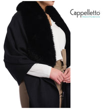 Carica l&#39;immagine nel visualizzatore di Gallery, WENDY Cappa con Dettagli in EcoPelliccia Nero

