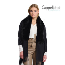 Carica l&#39;immagine nel visualizzatore di Gallery, WENDY Cappa con Dettagli in EcoPelliccia Nero
