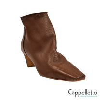 Carica l'immagine nel visualizzatore di Gallery, Stivaletto in Nappa Microforata Cioccolato S477
