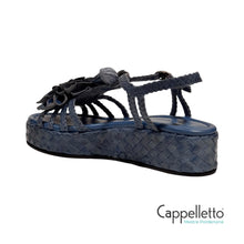 Carica l'immagine nel visualizzatore di Gallery, FORLI Sandalo in Pelle Intrecciata con Fiori Applicati Jeans
