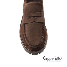 Carica l'immagine nel visualizzatore di Gallery, CPH 848 Penny Loafer Uomo in Suede Cioccolato
